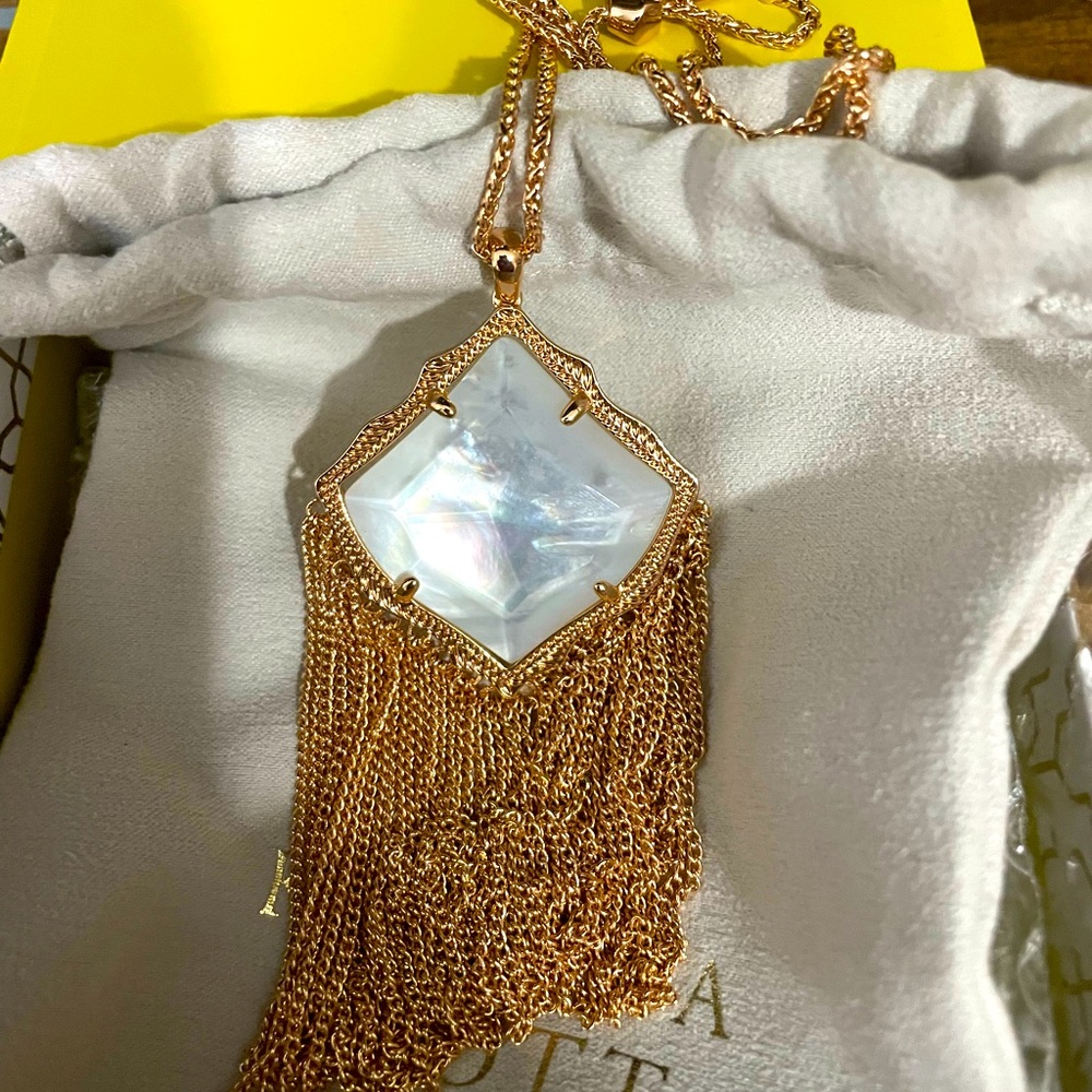Kendra Scott necklace. Worn twice, excellent condition!
